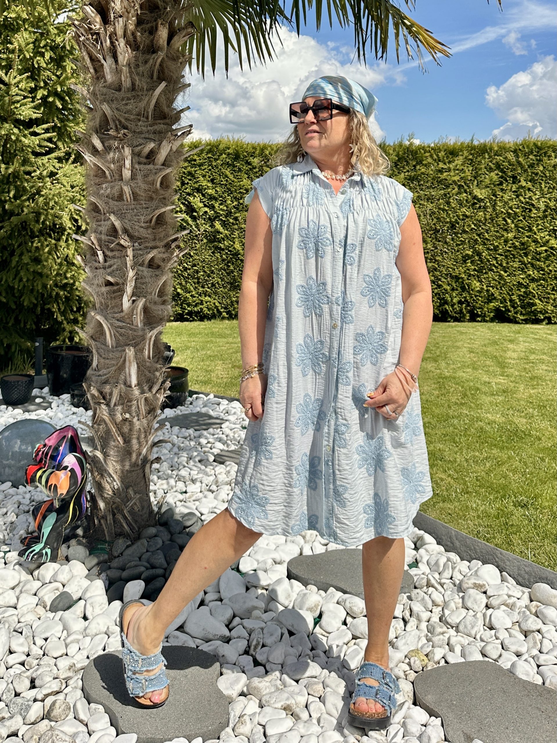 Robe Felicia brodée bleue – Image 6