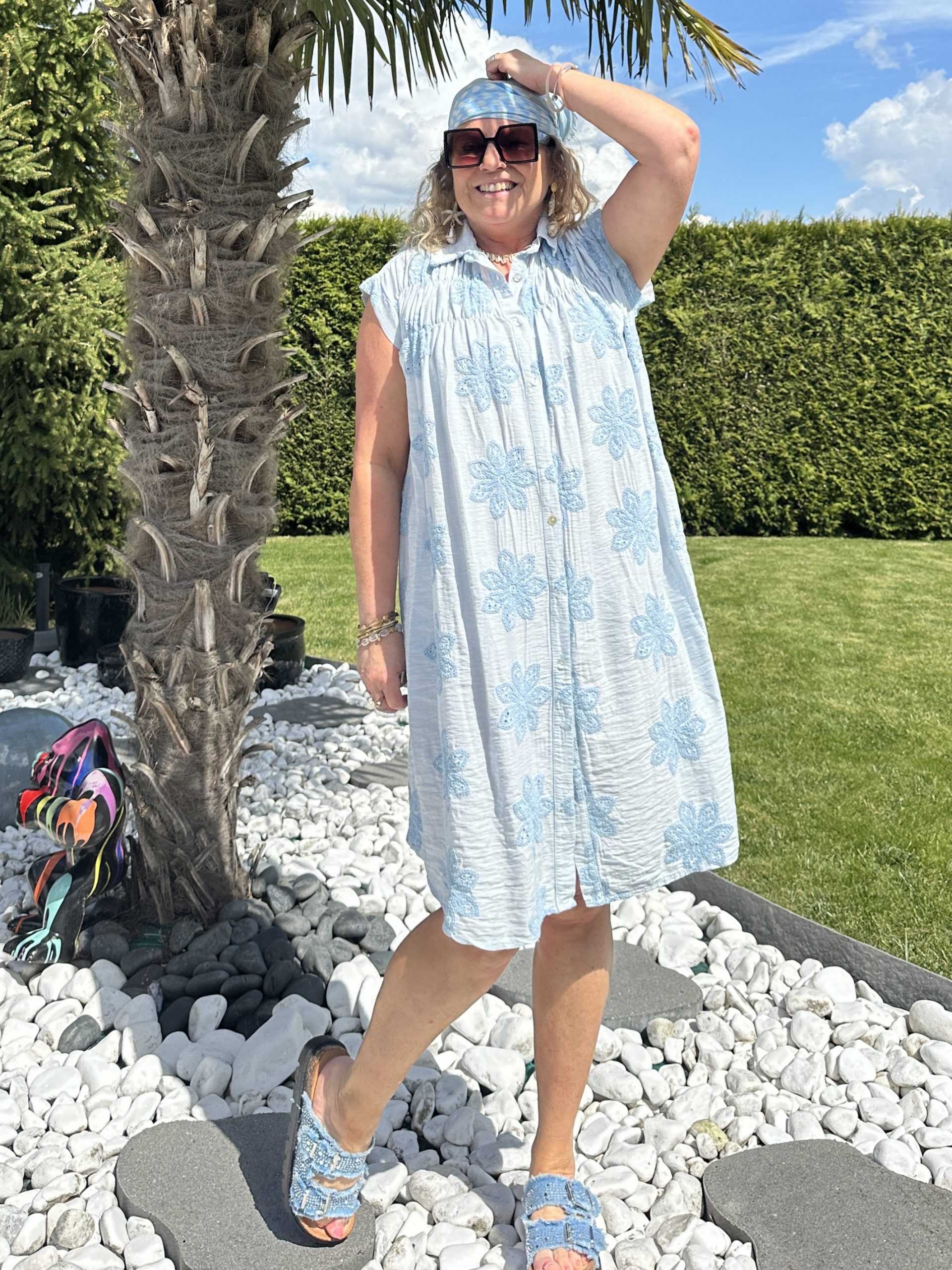 Robe Felicia brodée bleue – Image 2