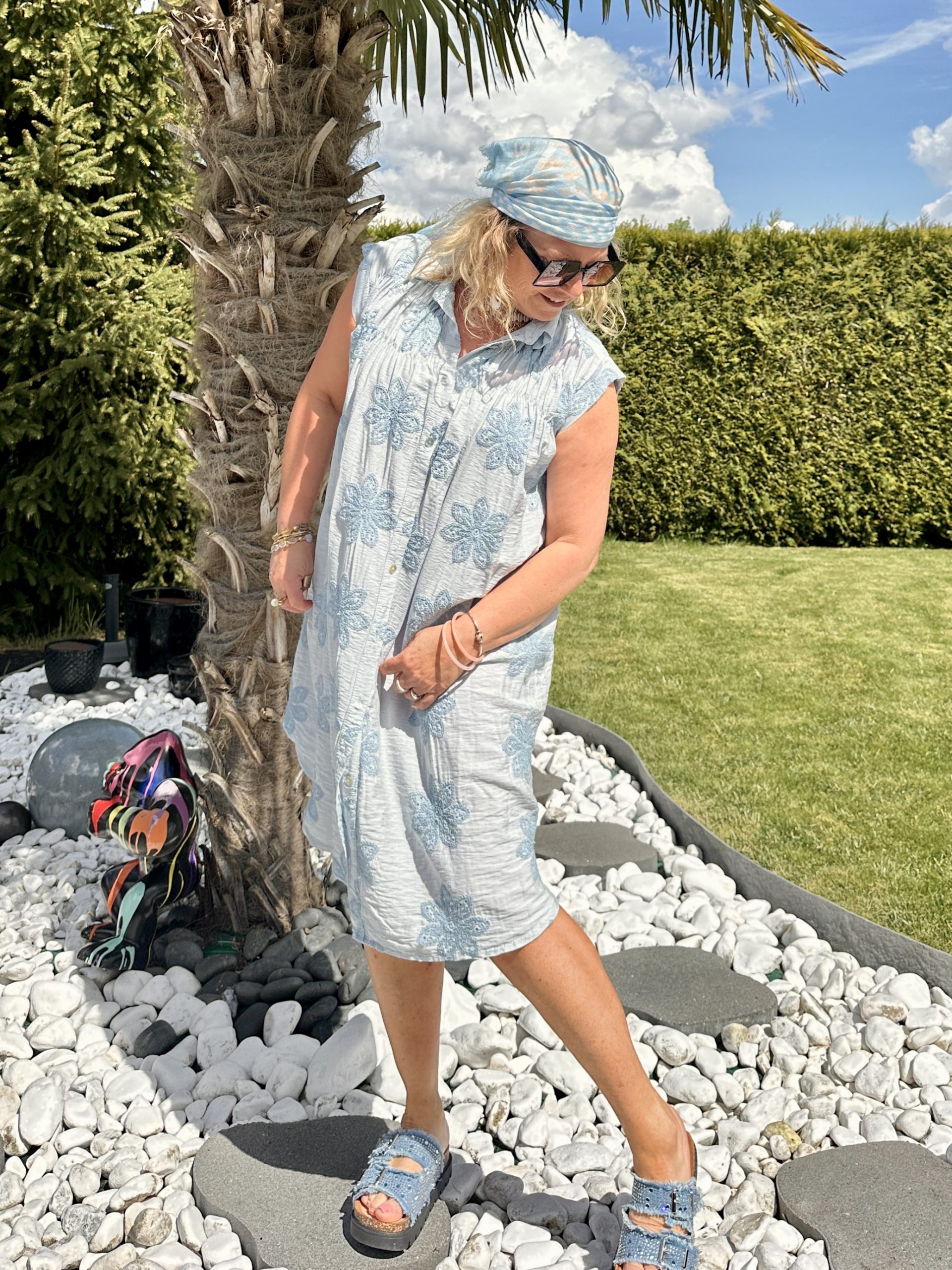 Robe Felicia brodée bleue – Image 3