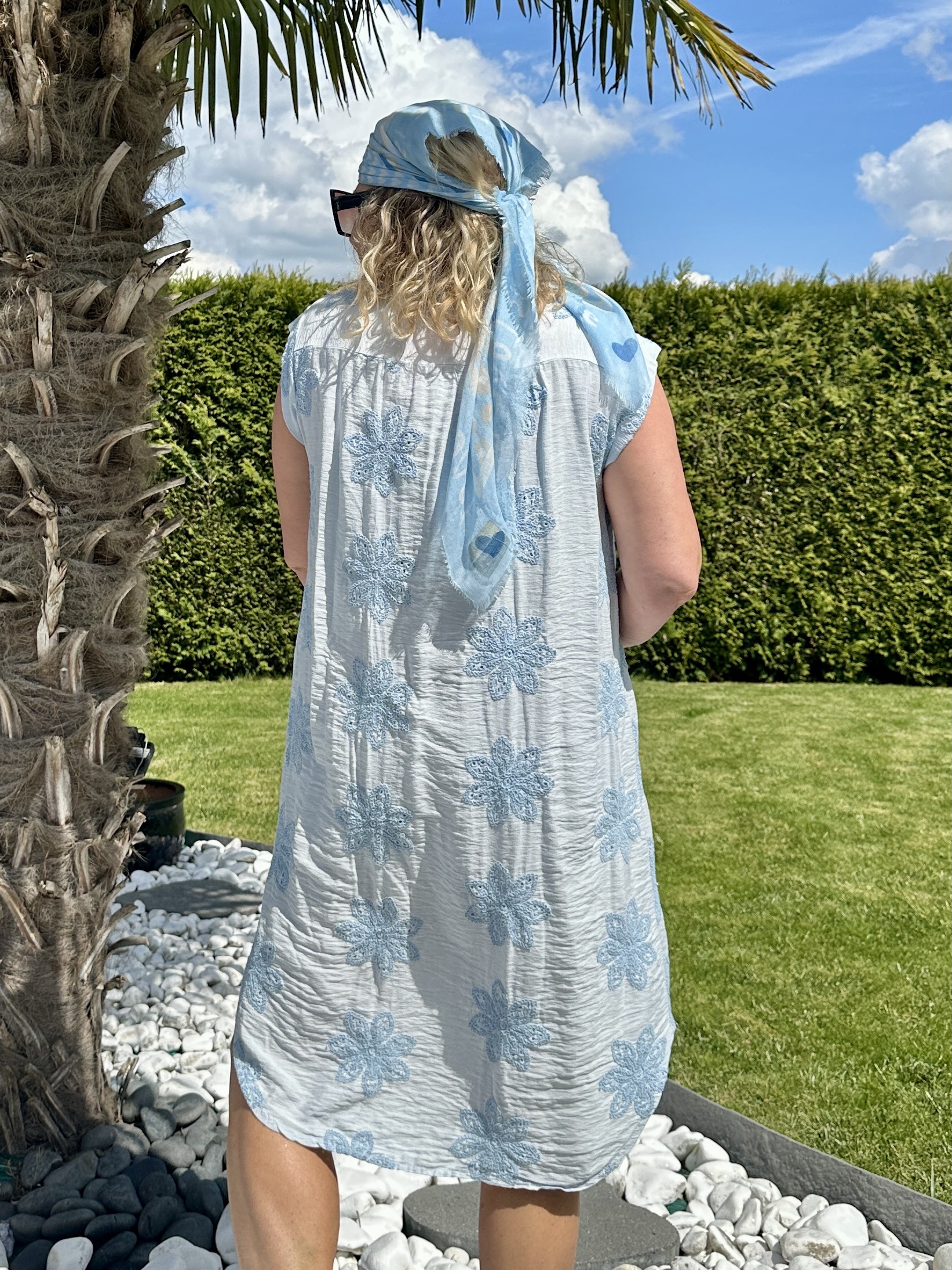 Robe Felicia brodée bleue – Image 5