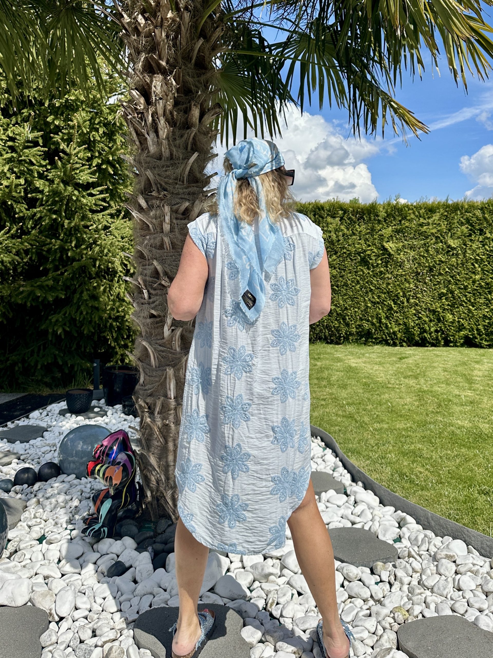 Robe Felicia brodée bleue – Image 4