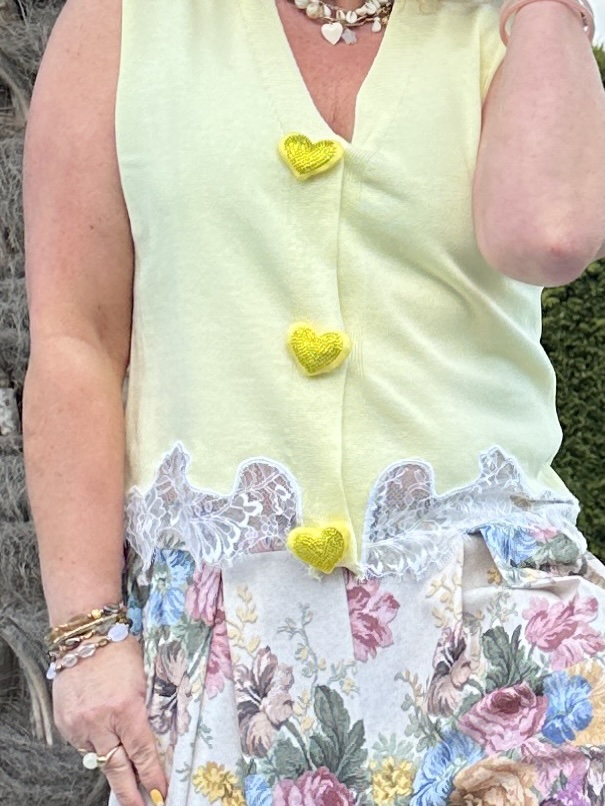 Copie Gilet Rosie jaune bouton cœur – Image 5