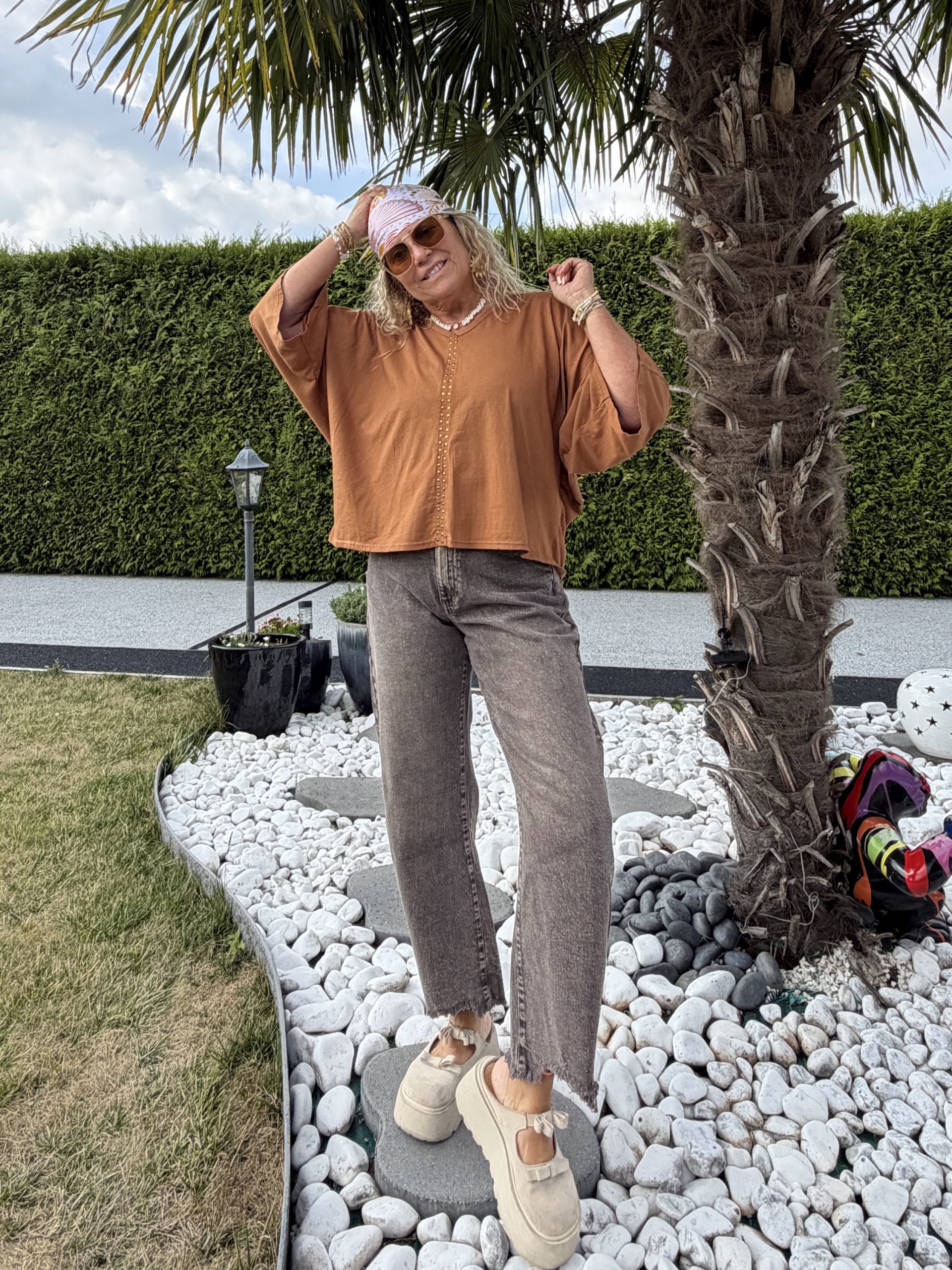 T-shirt Rosie camel – Image 2